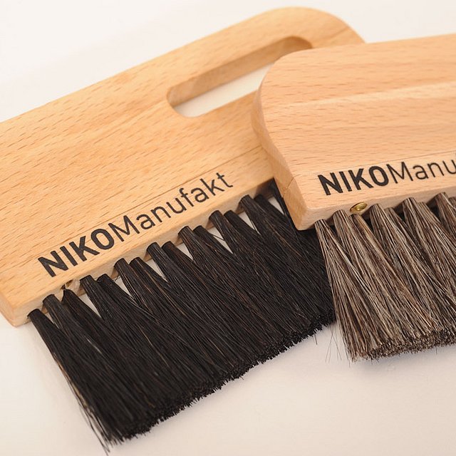 Das Bild zeigt zwei Tastaturbürsten aus Rosshaar von der Marke NIKOManufakt